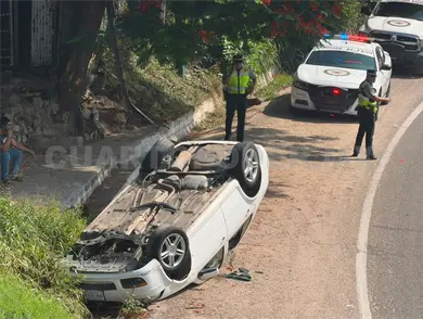 Se accidenta autom&oacute;vil por una mala maniobra