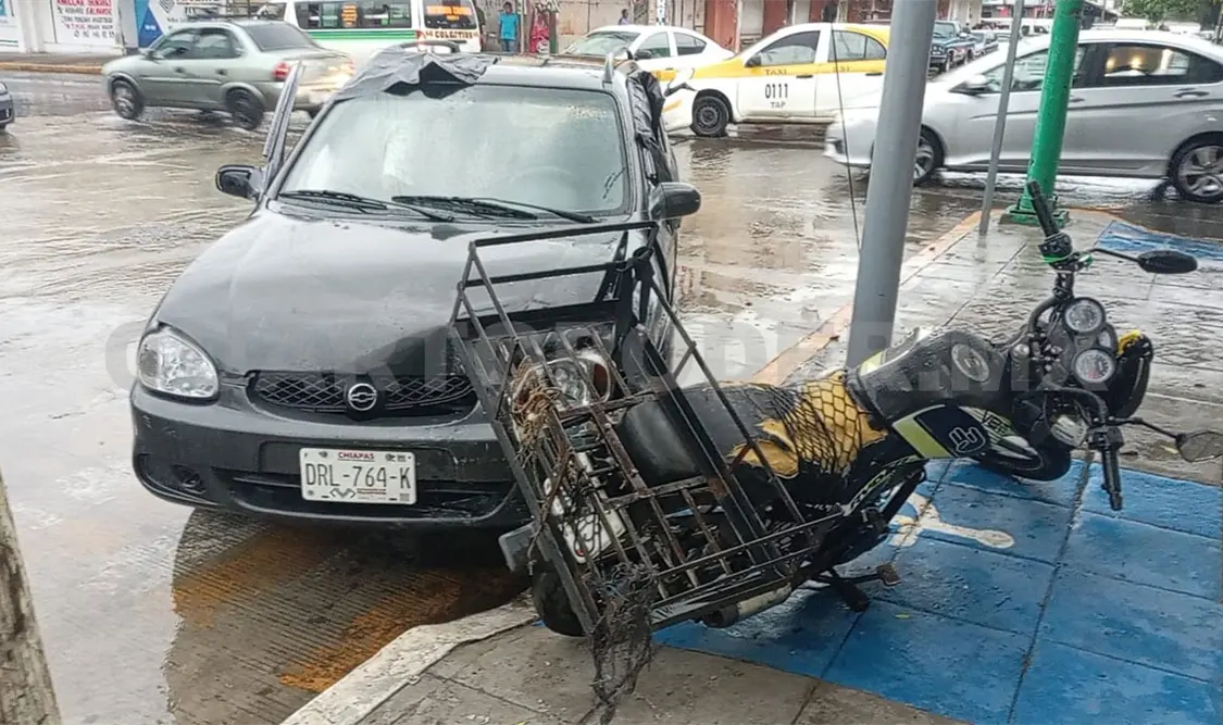 Los involucrados fueron un taxi, un Chevy y una motocicleta aparcada. Rafael Victorio / CP