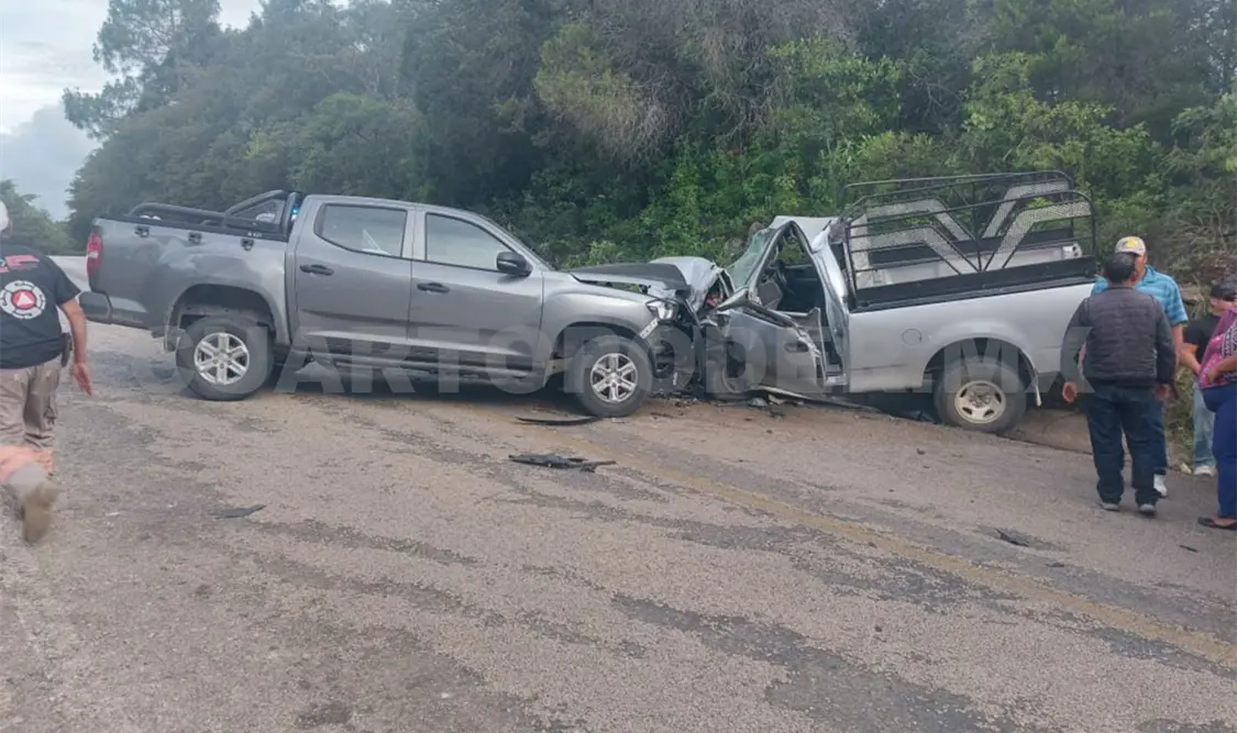 La Chevrolet S10 colisionó de frente contra la Ford F-150 porque trató de rebasar. Juan Orel / CP
