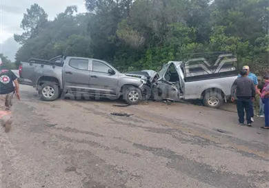 Cinco lesionados en choque de frente Cinco lesionados en choque de frente
