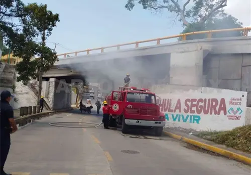 Incendio bajo puente moviliza a bomberos