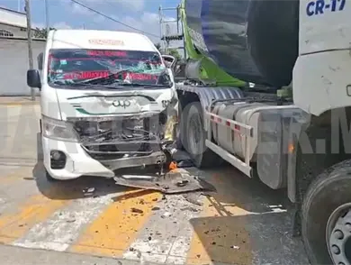 Colectivo se estampa en una revolvedora