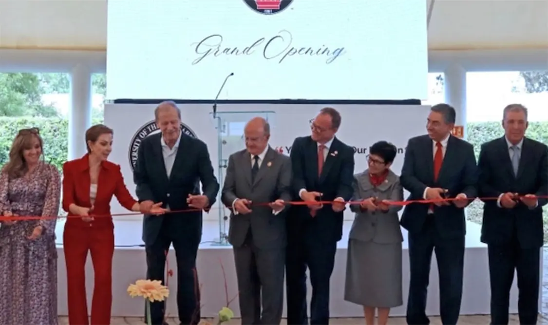 La UIW inauguró su nuevo Campus en presencia de Fox, de su esposa Martha Sahagún y de funcionarios estatales. Cortesía