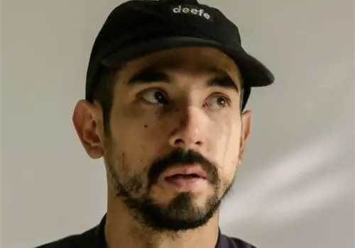 Tino hace rimas de los kaomojis