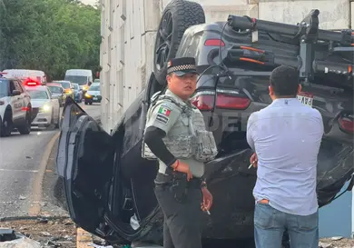 Se queda dormido tras el volante y cae de puente Se queda dormido tras el volante y cae de puente