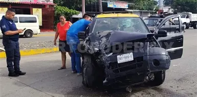 Impacta a colectivo y colisiona en barda