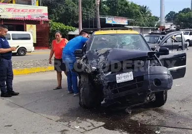 Impacta a colectivo y colisiona en barda Impacta a colectivo y colisiona en barda