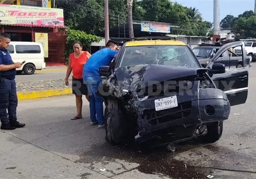 Impacta a colectivo y colisiona en barda