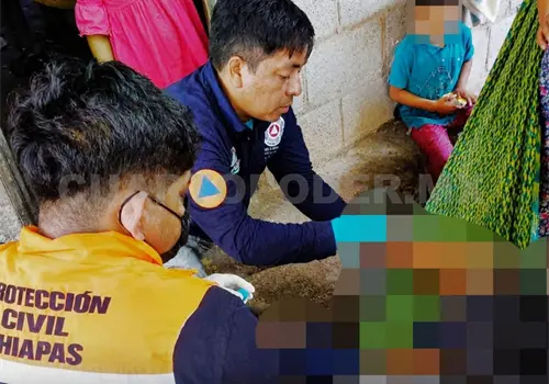 Ni&ntilde;o se lastima un pie con machete
