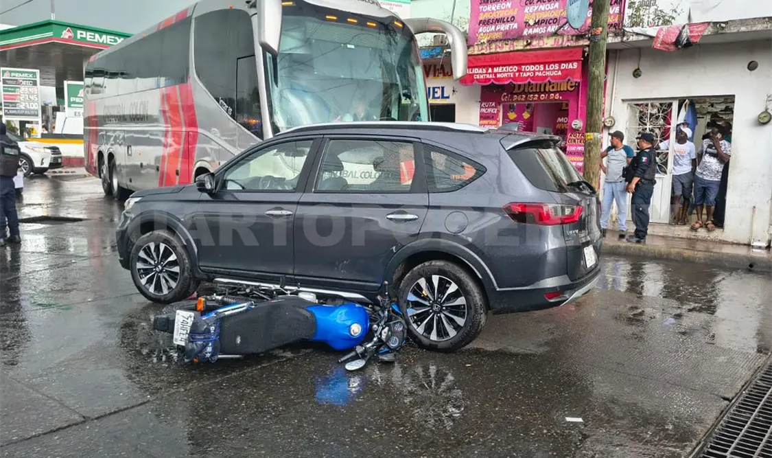 El motociclista quedó incrustado en una de las partes laterales de la SUV. Víctor Sánchez / CP