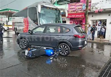 Motorista acaba debajo de una SUV particular Motorista acaba debajo de una SUV particular