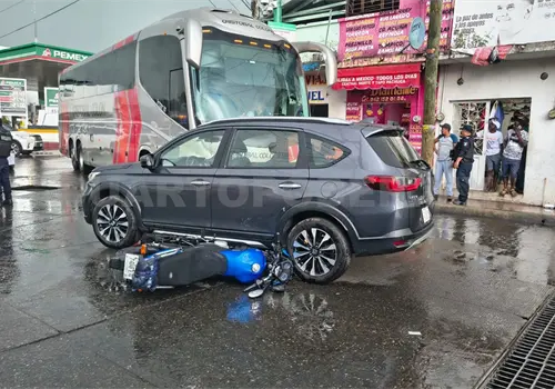 Motorista acaba debajo de una SUV particular