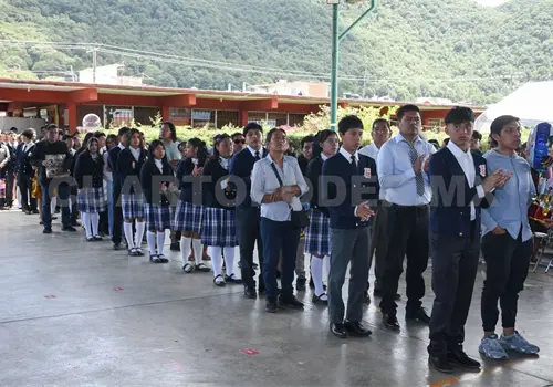 Ning&uacute;n joven atr&aacute;s: egresan tsotsiles y tseltales