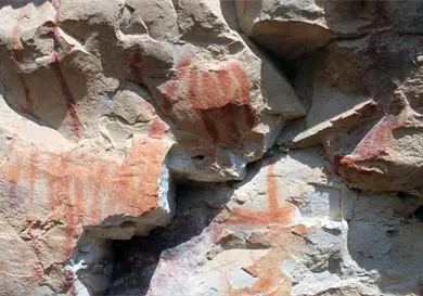 Descubren sitios con pinturas rupestres