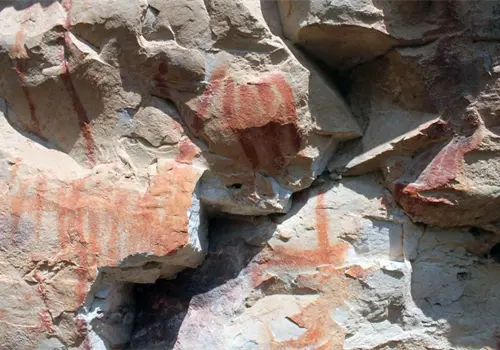 Descubren sitios con pinturas rupestres