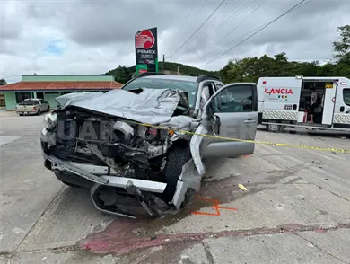 Sale de gasolinera y tras incorporarse causa choque Sale de gasolinera y tras incorporarse causa choque