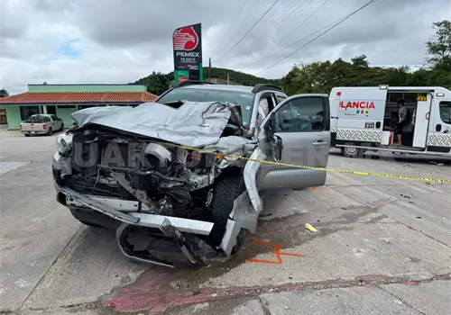 Sale de gasolinera y tras incorporarse causa choque
