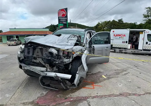 Sale de gasolinera y tras incorporarse causa choque