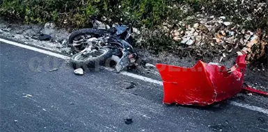 Toma mal una curva e invade el carril de moto