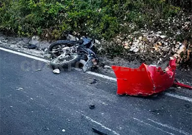 Toma mal una curva e invade el carril de moto Toma mal una curva e invade el carril de moto