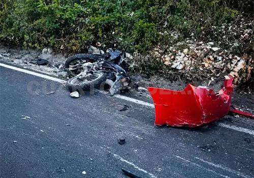 Toma mal una curva e invade el carril de moto
