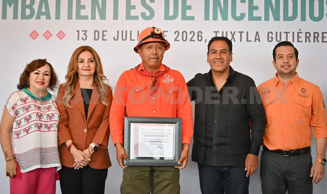 El mandatario también hizo entrega de reconocimientos a combatientes por su compromiso, valor y entrega. CP