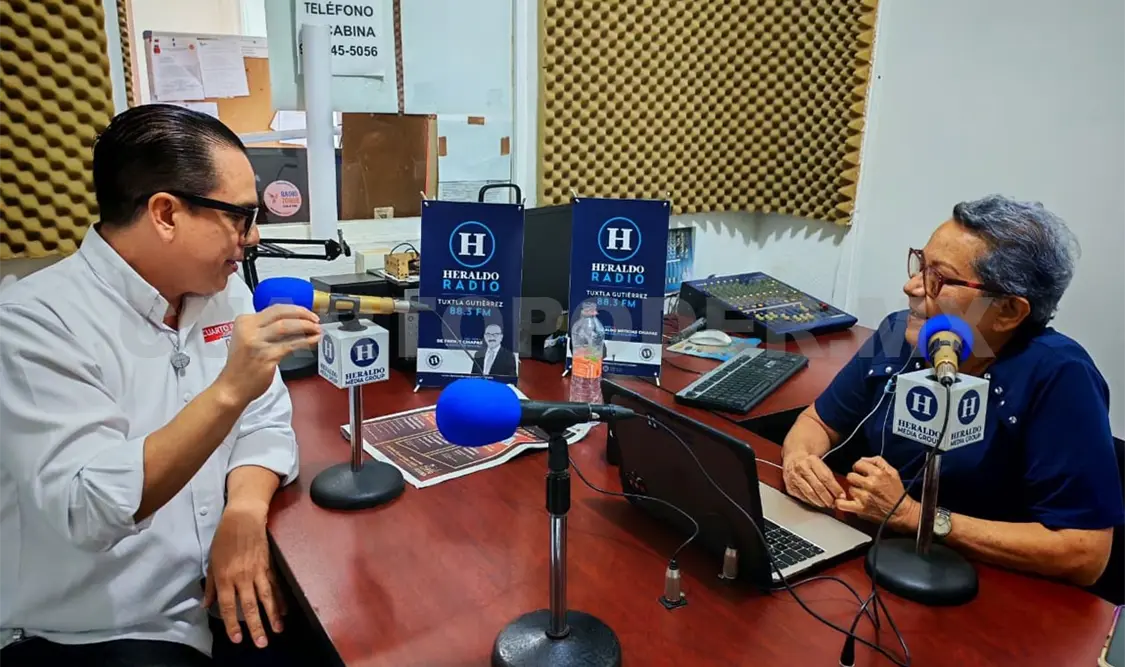 Visita por parte de Cuarto Poder a la radio de El Heraldo Radio Chiapas. Daniel García / CP