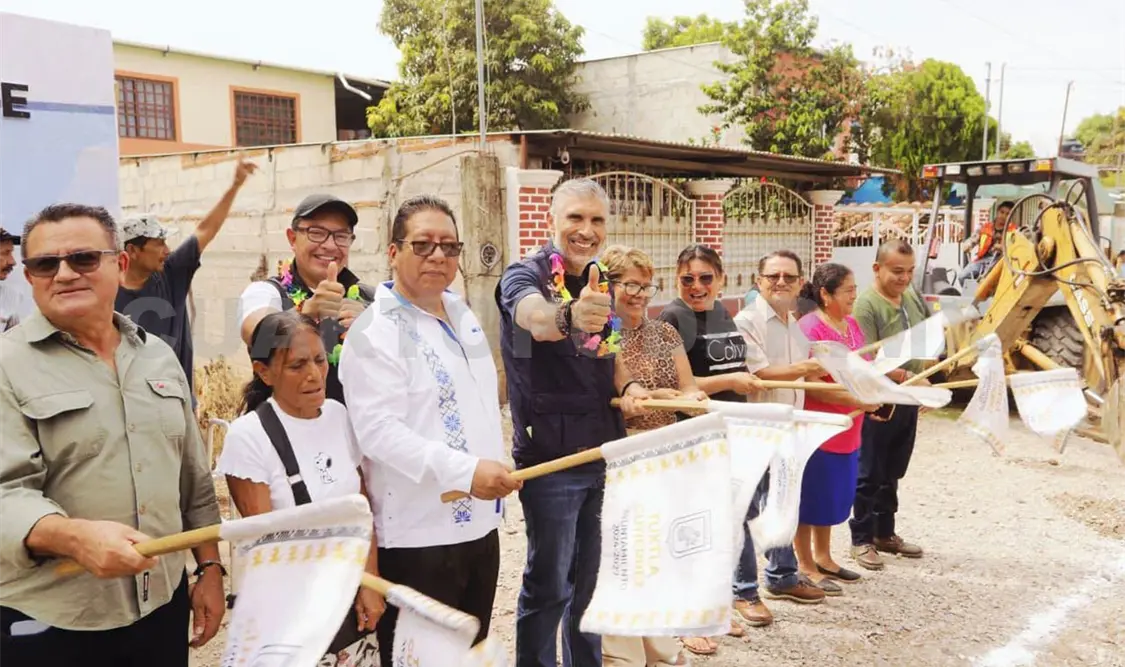 El alcalde Ángel Torres puso en marcha una calle más en beneficio de la población. CP