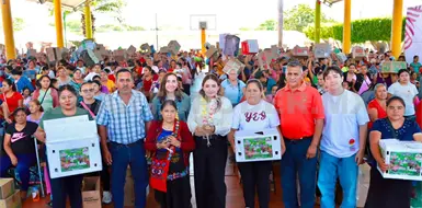 Entrega Valeria Rosales aves a mujeres de ejidos Entrega Valeria Rosales aves a mujeres de ejidos