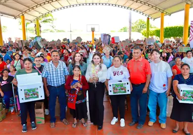 Entrega Valeria Rosales aves a mujeres de ejidos Entrega Valeria Rosales aves a mujeres de ejidos