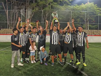 Leyendas C. A. se proclaman monarcas Leyendas C. A. se proclaman monarcas