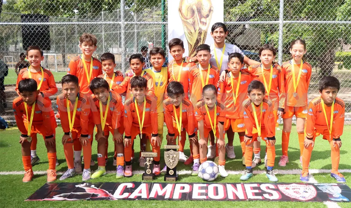 Cuerpo técnico y jugadores de Cefor Campestre celebraron la obtención del título al finalizar la ceremonia de premiación. Diego Pérez/CP