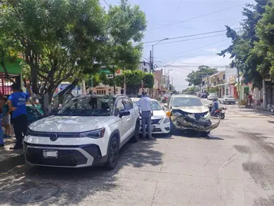 Se estrellan autos por corte en Niño de Atocha Se estrellan autos por corte en Niño de Atocha