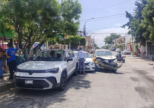 Se estrellan autos por corte en Ni&ntilde;o de Atocha