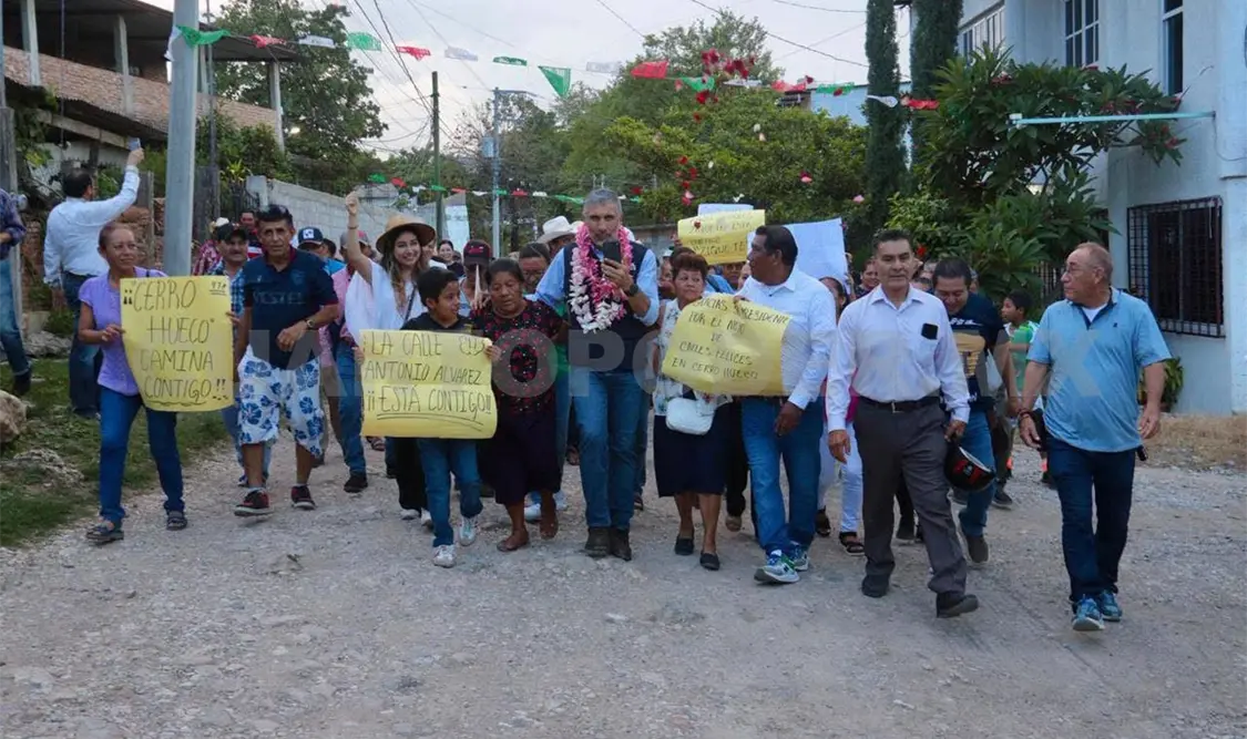 El alcalde puso en marcha los trabajos de pavimentación de la Avenida Juan Sabines, entre las calles Santana Sánchez y Privada. CP