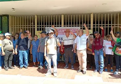 Protestan jubilados y exigen devolución de descuentos Protestan jubilados y exigen devolución de descuentos