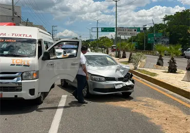 No guarda la distancia y choca por detrás a auto No guarda la distancia y choca por detrás a auto