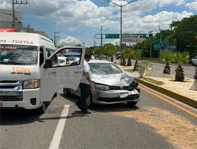 No guarda la distancia y choca por detrás a auto No guarda la distancia y choca por detrás a auto