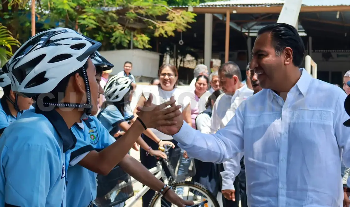 En Tuxtla Gutiérrez, el mandatario hizo entrega de espacios escolares, bicicletas, mochilas y libros. CP