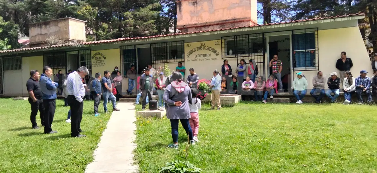 El grupo de maestros se manifestó en las instalaciones de la jefatura escolar 701 para exigir que se escuchen sus demandas. Manuel Martínez / CP