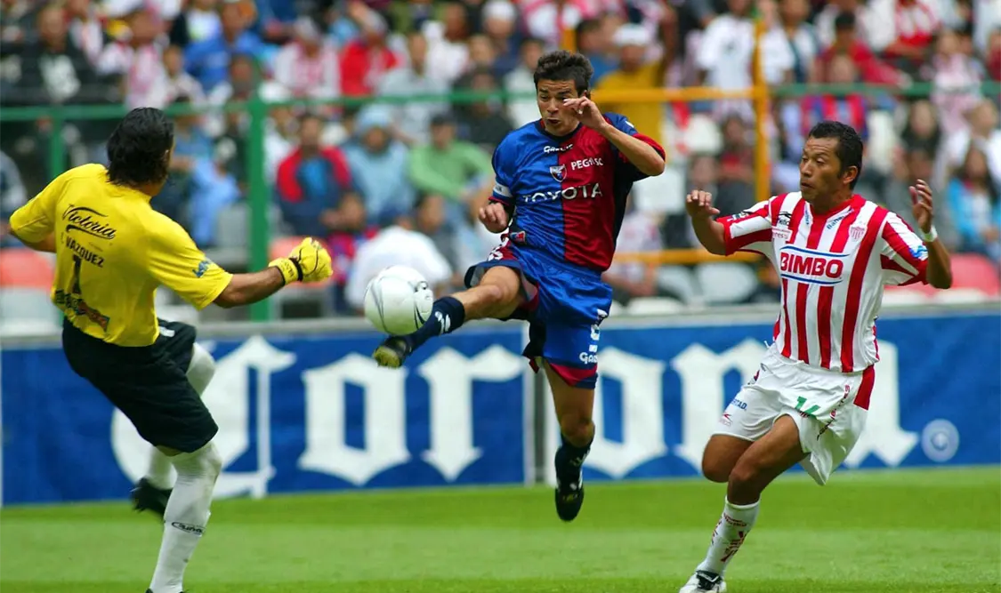 Necaxa contra Atlante, conocido por ser el primer clásico en el balompié mexicano, y también como el clásico del pueblo. Agencias