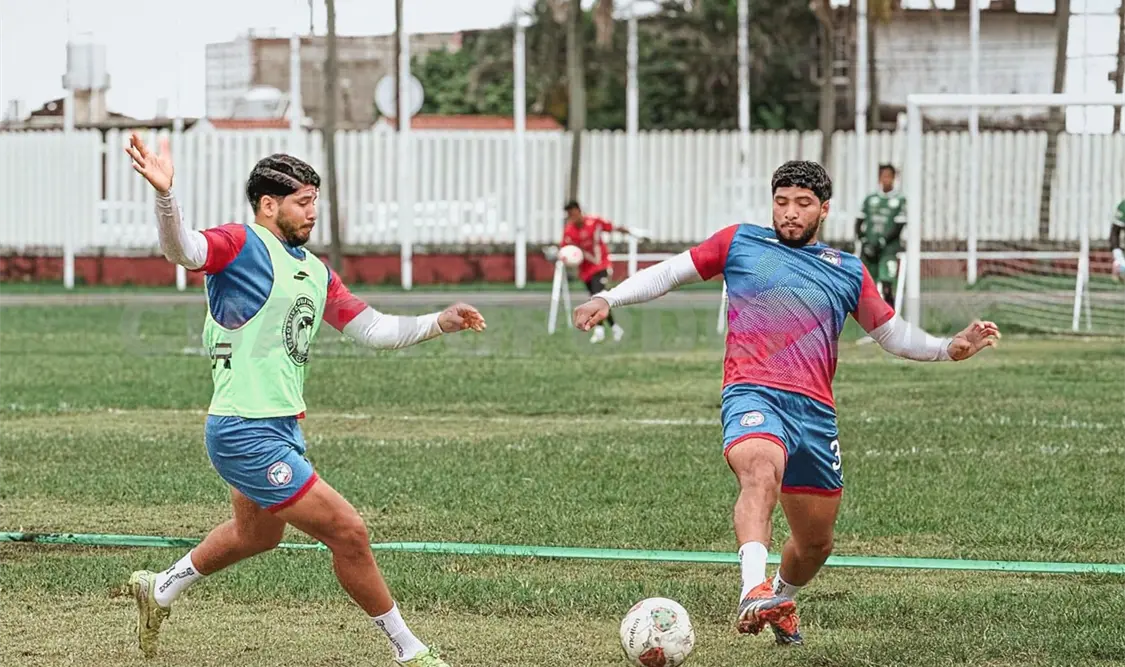 Alexis Espinosa llega desde Tapachula para fortalecer la defensa de Delfines en su regreso a la Serie A. Cortesía