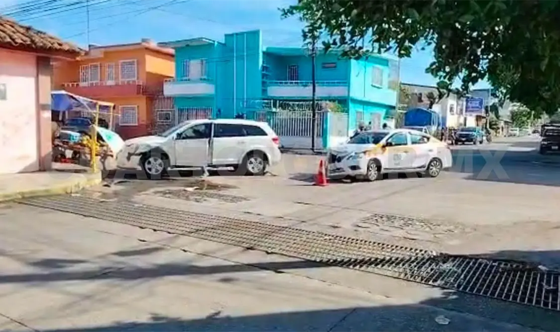 Por no respetar la señal de tránsito, transporte público provoca el incidente. Rafael Victorio / CP
