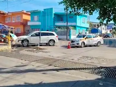 No respeta preferencia y choca en cruce de calles No respeta preferencia y choca en cruce de calles