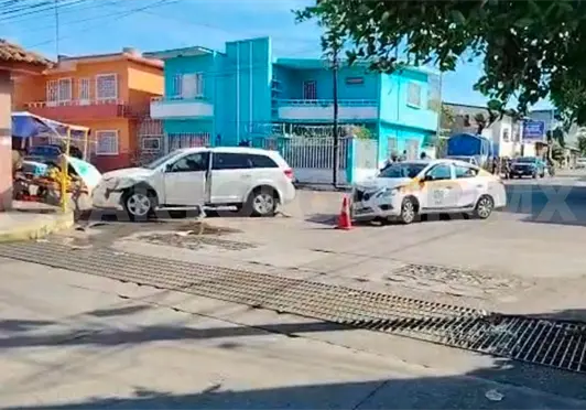No respeta preferencia y choca en cruce de calles No respeta preferencia y choca en cruce de calles