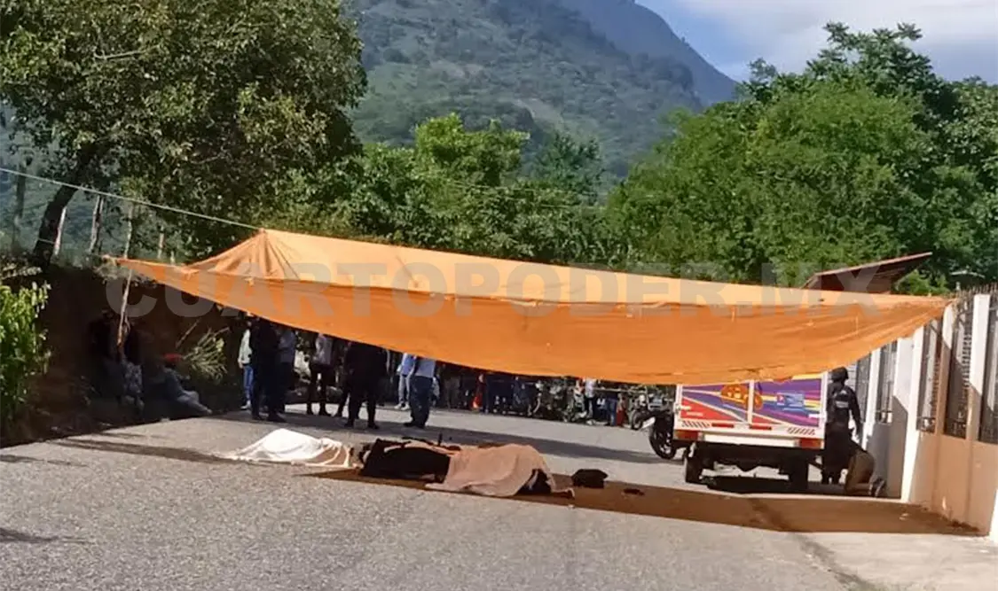 Se informó que invadieron carril contrario y se impactaron contra la camioneta. Juan Orel / CP