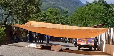 Fallecen dos al colisionar contra una camioneta Fallecen dos al colisionar contra una camioneta