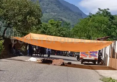 Fallecen dos al colisionar contra una camioneta Fallecen dos al colisionar contra una camioneta