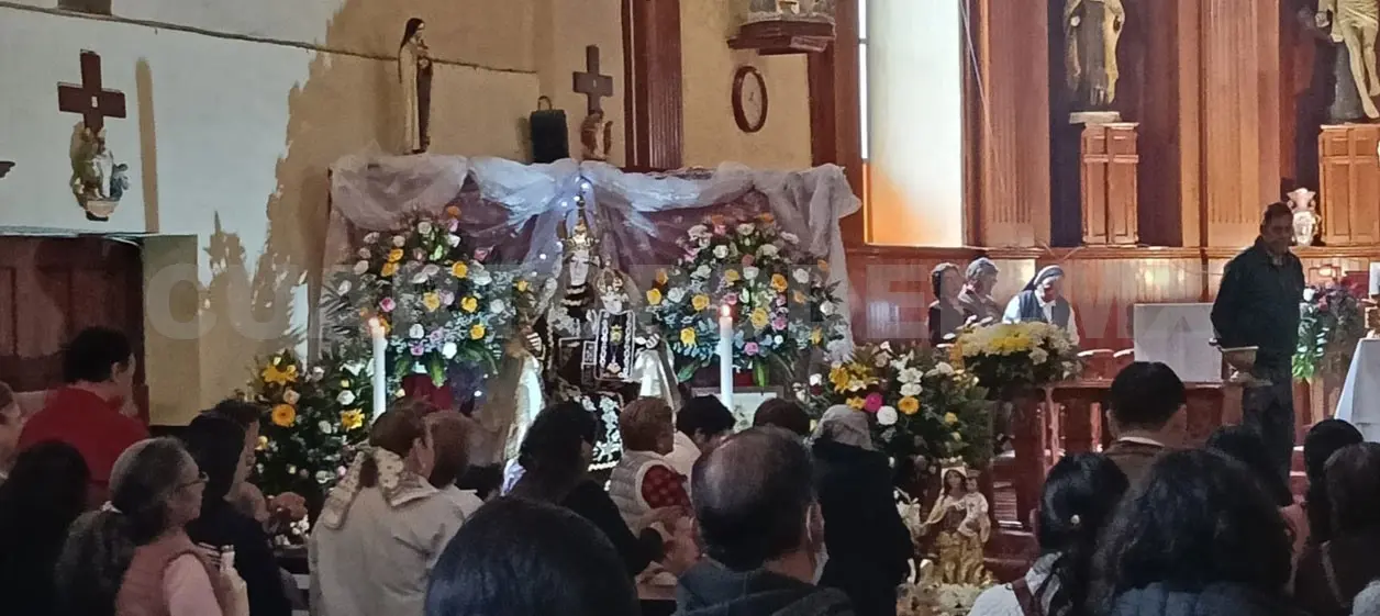 Con mucha fe y devoción, los feligreses realizaron un recorrido por el atrio de la iglesia con la imagen milagrosa. Manuel Martínez / CP