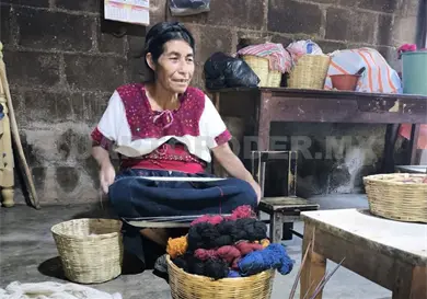 Maestra tintorera impartirá taller de teñido a jóvenes Maestra tintorera impartirá taller de teñido a jóvenes